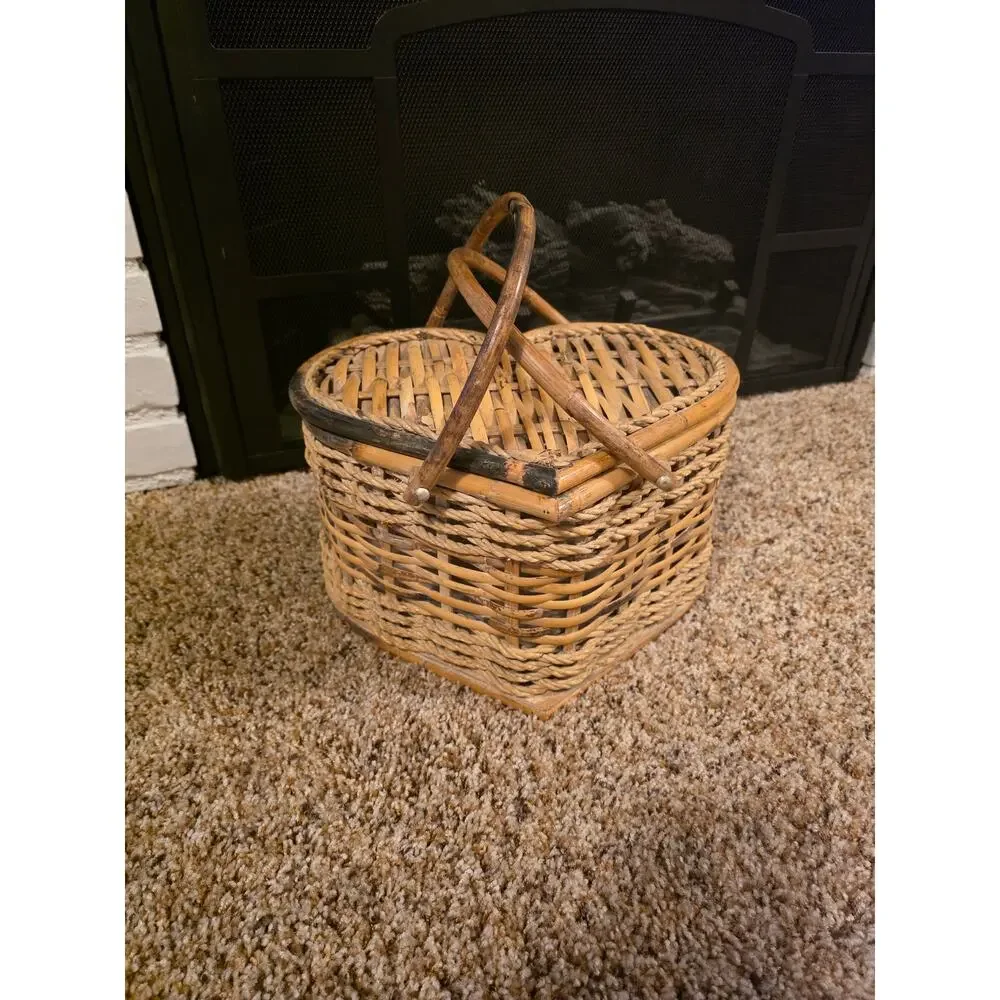 VTG Made in Philippines Heart-Shaped Hard Sided Wicker Picnic Basket Handles